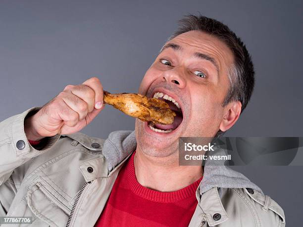 Hambre De Comer Carne Hombre No Una Dieta Foto de stock y más banco de imágenes de Comer - Comer, Hombres, Pollo