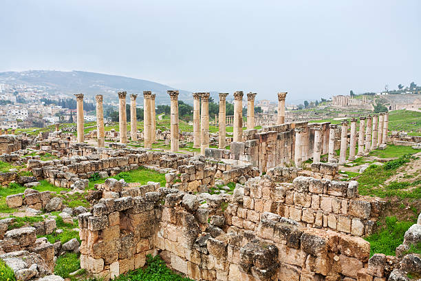 panorama der antiken stadt jerash und moderne gerasa - artemis tempel gerasa stock-fotos und bilder