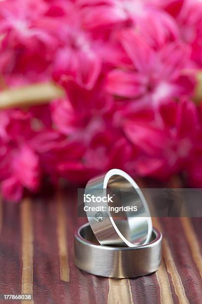 Alianças De Casamento De Titânio - Fotografias de stock e mais imagens de Amor - Amor, Anel - Joia, Anel de Casamento