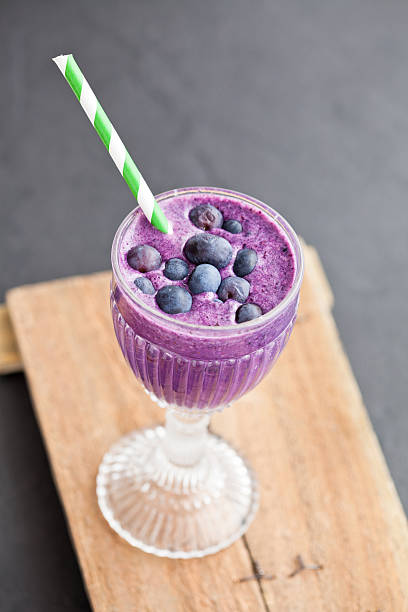 blaubeer-milch-smoothie - blueberry smoothie glass striped stock-fotos und bilder