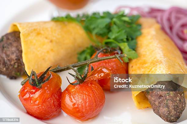 Foto de Prato Com Dois Costeleta Frita e mais fotos de stock de Carne - Carne, Cebola, Comida