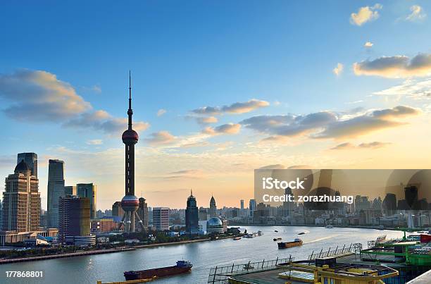 Shanghai Al Tramonto - Fotografie stock e altre immagini di Acqua - Acqua, Ambientazione esterna, Architettura