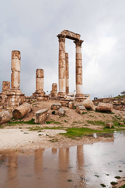 il tempio di ercole in antica cittadella, amman - temple of heracles foto e immagini stock