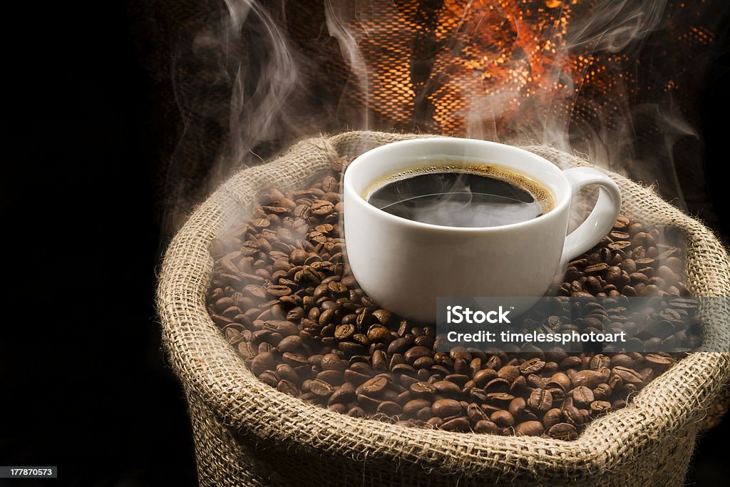 Kaffeebohnen in den sack mit Tasse Kaffee. - Lizenzfrei Bildhintergrund Stock-Foto