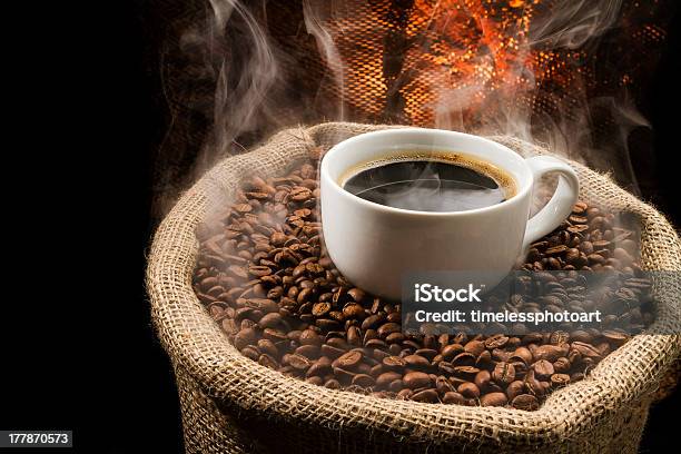Kaffeebohnen In Den Sack Mit Tasse Kaffee Stockfoto und mehr Bilder von Bildhintergrund - Bildhintergrund, Braun, Dampf