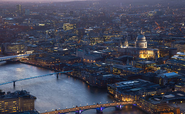 ロンドンの街並みの眺めを、セントポール大聖堂、テムズ川 - the shard london england architecture travel destinations ストックフォトと画像