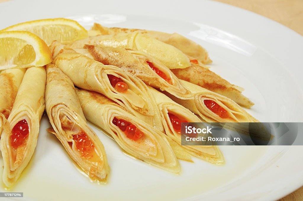 Pfannkuchen mit Roter Kaviar - Lizenzfrei Eierkuchen-Speise Stock-Foto