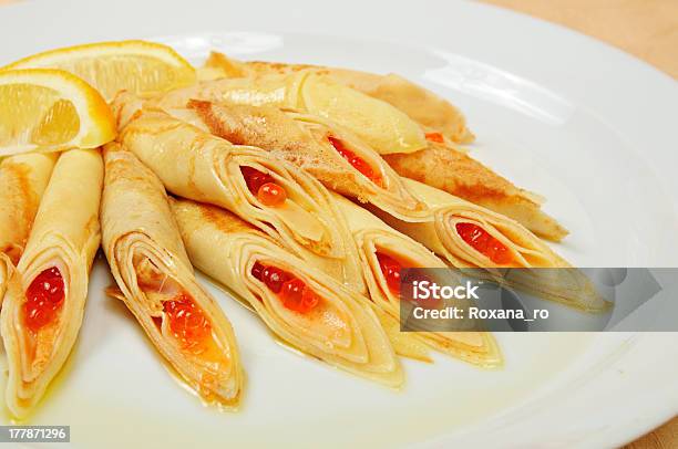 Pfannkuchen Mit Roter Kaviar Stockfoto und mehr Bilder von Eierkuchen-Speise - Eierkuchen-Speise, Erfrischung, Essgeschirr