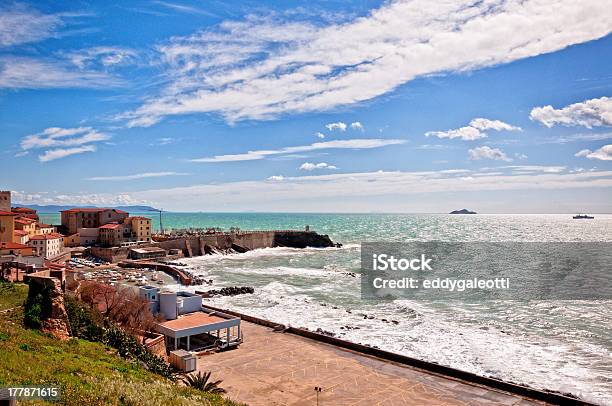 海街並みと海岸線の Piombino トスカーナ - イタリアのストックフォトや画像を多数ご用意 - イタリア, エルバ島, ターコイズブルー