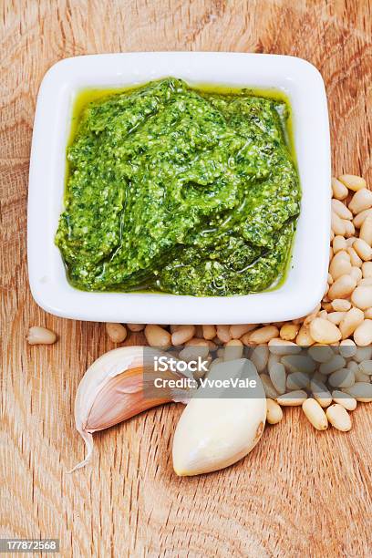 Italiano Com Pesto De Nozes E Alho Na Mesa De Madeira - Fotografias de stock e mais imagens de Alho