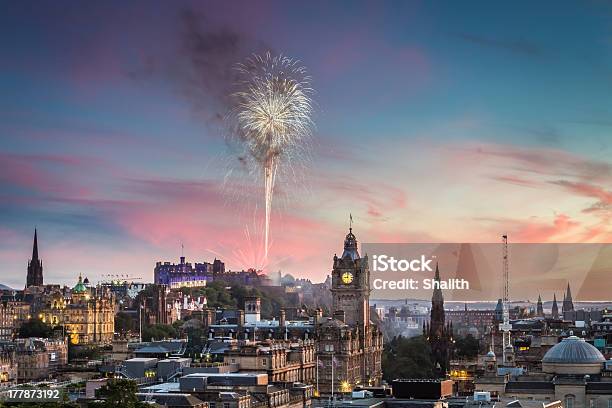 Fuegos Artificiales En El Castillo De Edinburgo Al Atardecer Foto de stock y más banco de imágenes de Escocia