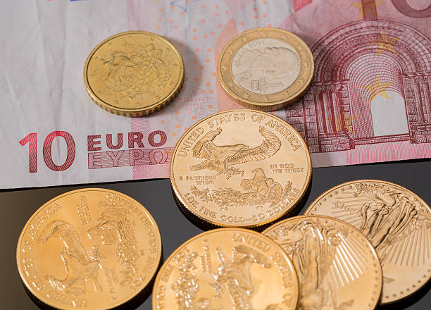 złote monety euro uwaga bill z moneta - borrowing bullion coin wealth zdjęcia i obrazy z banku zdjęć