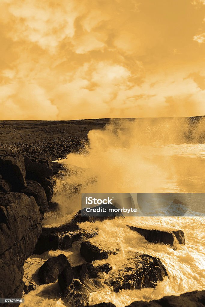 giant storm ondas que se quebram na cliffs - Foto de stock de Arrebentação royalty-free