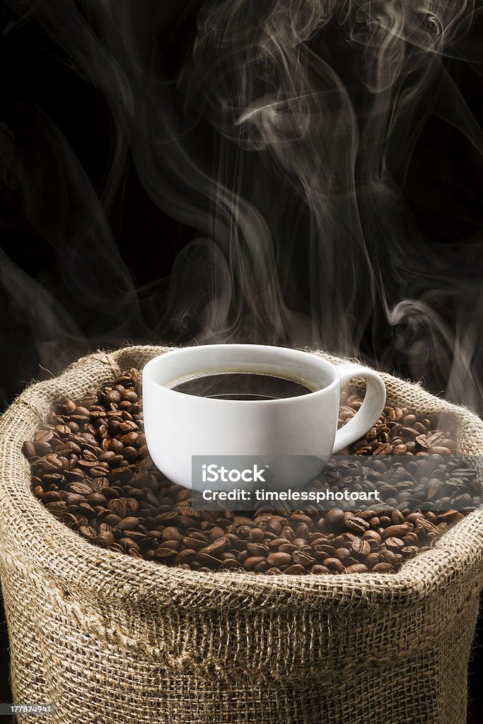 Grãos de café em saco com copo de café. - Royalty-free Assado Foto de stock