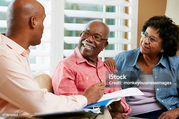 ファイナンシャルアドバイザーをするように年配のカップル - 年配のカップルのストックフォトや画像を多数ご用意 - 年配のカップル, アフリカ系アメリカ人, ファイナンシャルアドバイザー
