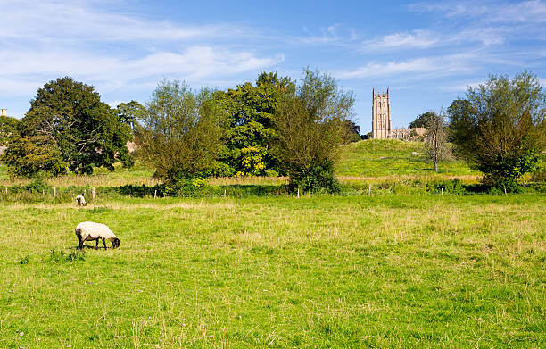 istock Church St James across meadow in Chipping Campden 177876370