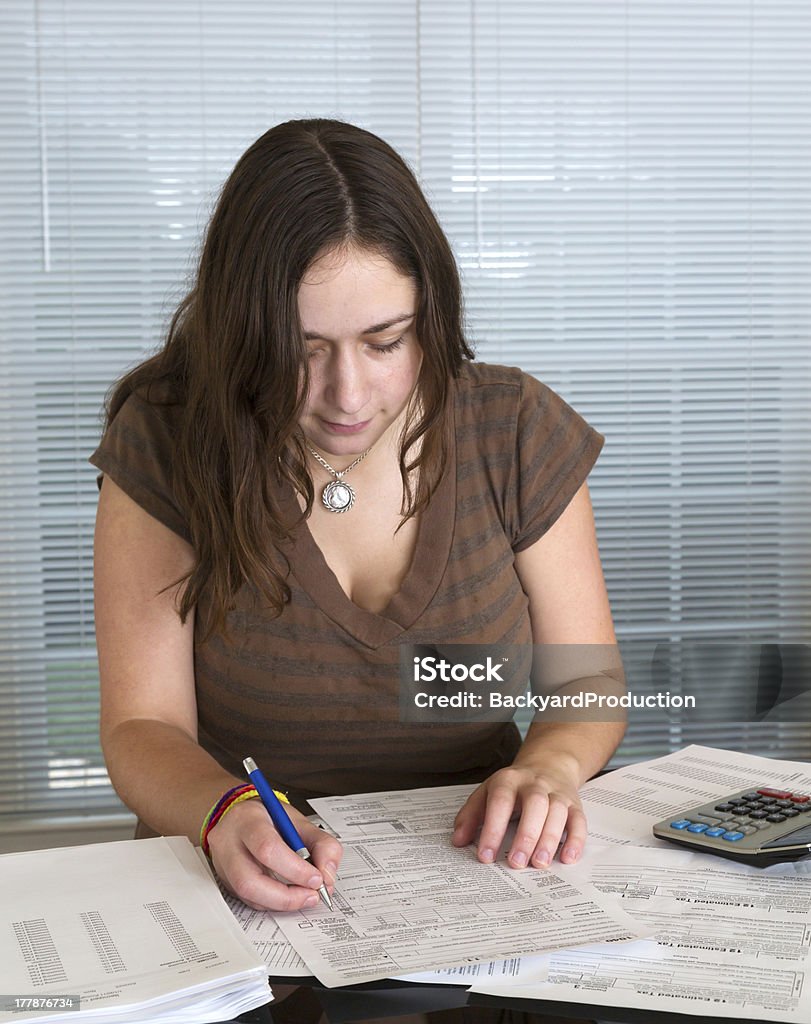 Young lady preparar USA formulario de impuestos 1040 de 2012 - Foto de stock de Adulto libre de derechos