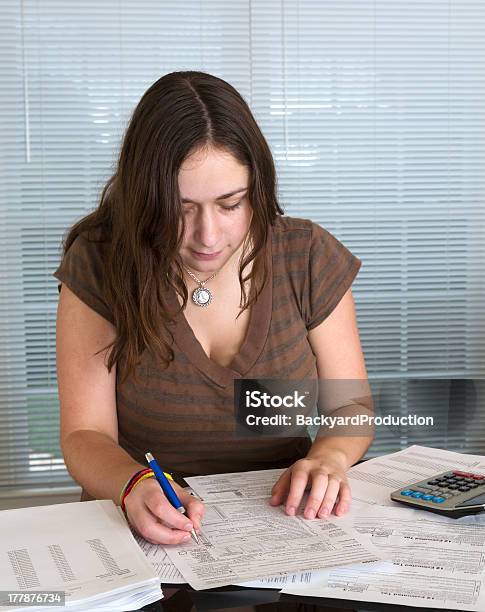 젊은 성녀 준비 미국 세금 양식을 1040 2012년 계산기에 대한 스톡 사진 및 기타 이미지 - 계산기, 계산함, 금융