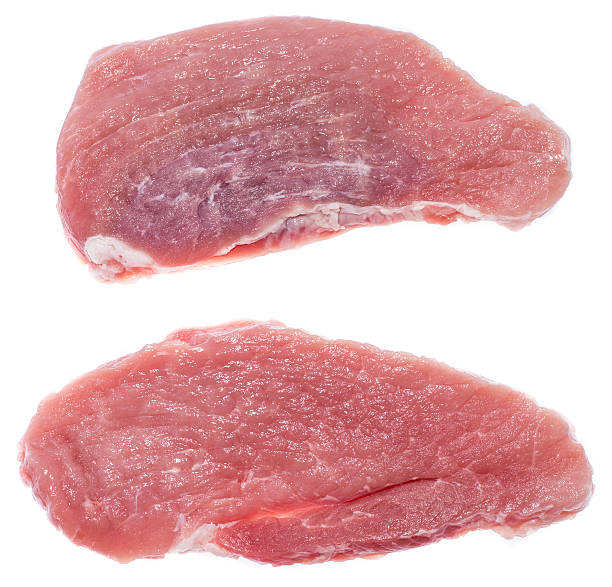 raw pièces de viande (sur fond blanc) - schnitzel cutlet meat isolated on white photos et images de collection