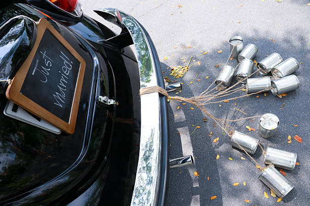 Rückansicht eines vintage Auto mit just married-Schild – Foto