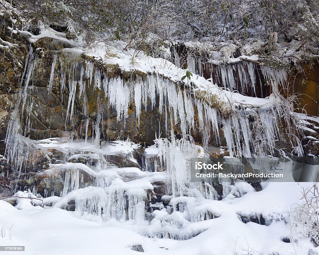 Weeping pared de Smoky Mountains covered with ice - Foto de stock de Montañas Humeantes libre de derechos