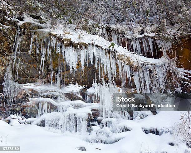 Weeping Pared De Smoky Mountains Covered With Ice Foto de stock y más banco de imágenes de Montañas Humeantes - Montañas Humeantes, Nieve, Abstracto