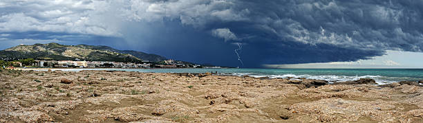 paesaggio di mare. cielo tempesta con fulmini. - sea waving wave thunderstorm foto e immagini stock