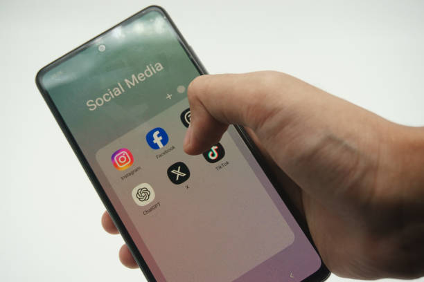 icono de la aplicación oficial de chatgpt, facebook, threads, tiktok y x en la pantalla del smartphone - tiktok fotografías e imágenes de stock