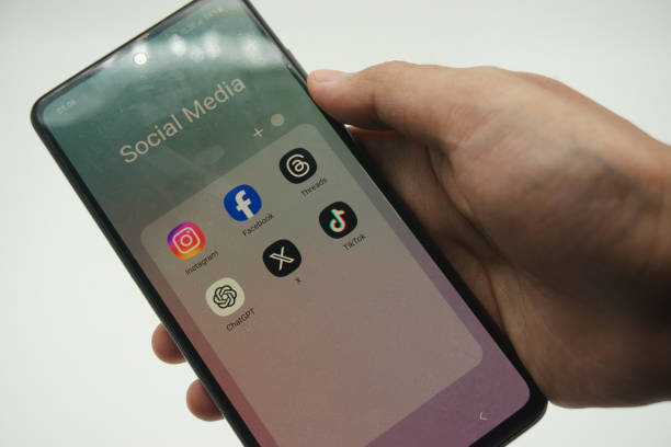 icono de la aplicación oficial de chatgpt, facebook, threads, tiktok y x en la pantalla del smartphone - tiktok fotografías e imágenes de stock