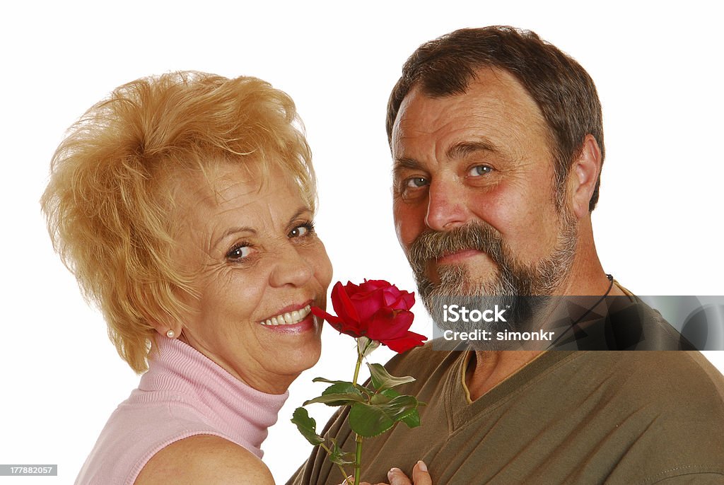 Nonni abbracciare l'altro - Foto stock royalty-free di 60-64 anni