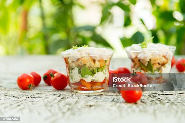 Photo libre de droit de Salade Fraîche Avec Tomate Cerise banque d'images et plus d'images libres de droit de Aliment - Aliment, Aliments et boissons, Basilic