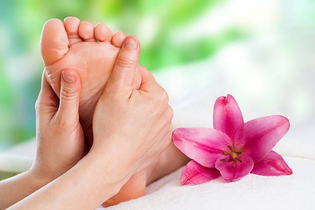 reflexologia massagem. - reflexology pedicure massaging human foot imagens e fotografias de stock