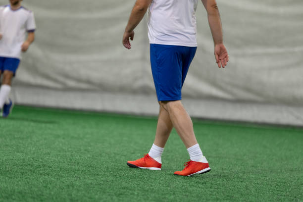 jugadores de fútbol sala en campo de césped artificial bajo techo. - fiveaside fotografías e imágenes de stock