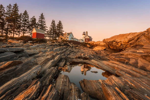 reflets du phare de pemaquid - maine lighthouse reflection pemaquid point lighthouse photos et images de collection