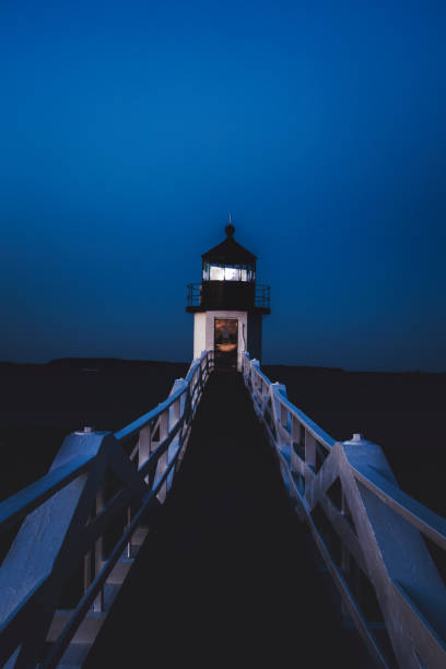 маяк маршалл-пойнт в сумерках - sea new england marshall point lighthouse lighthouse стоковые фото и изображения