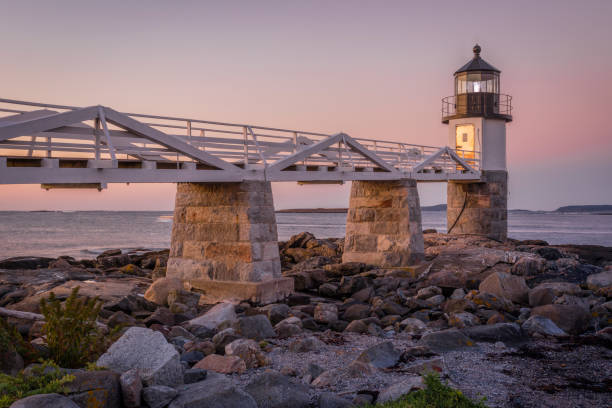 마쉘 포인트 등대 - lighthouse maine waters edge marshall point lighthouse 뉴스 사진 이미지