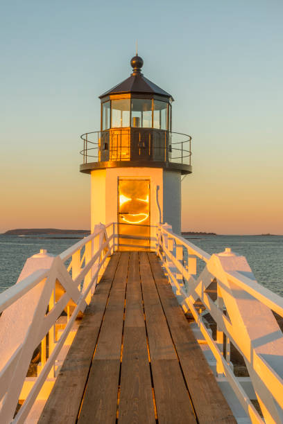 새벽에 마샬 포인트 등 대 - lighthouse maine waters edge marshall point lighthouse 뉴스 사진 이미지