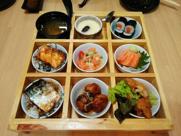 japońskie jedzenie bento ustawione na jasnym drewnianym tle - bento box lunch healthy lifestyle zdjęcia i obrazy z banku zdjęć