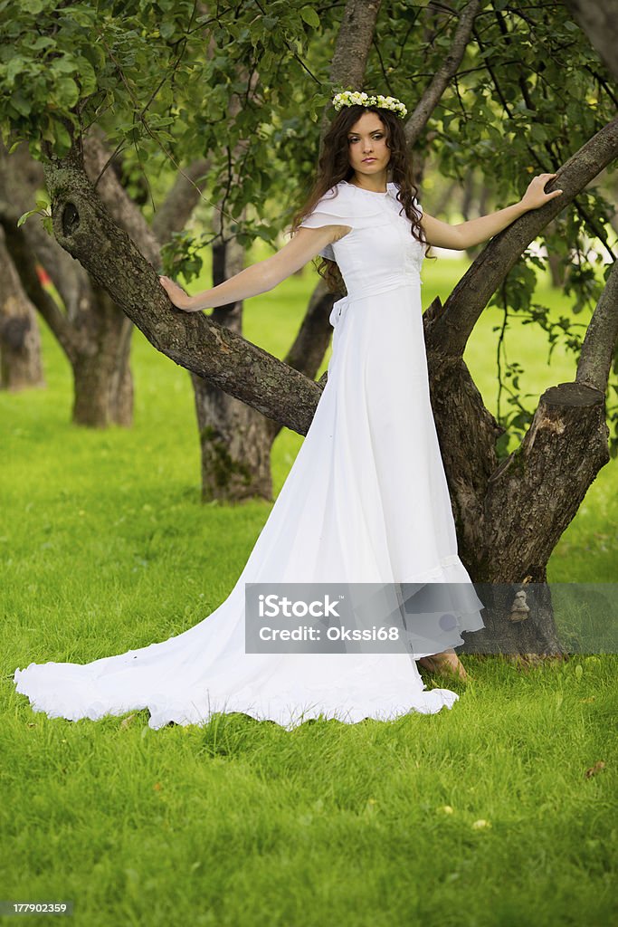 Bellissima giovane donna in un vestito bianco - Foto stock royalty-free di Abbigliamento formale