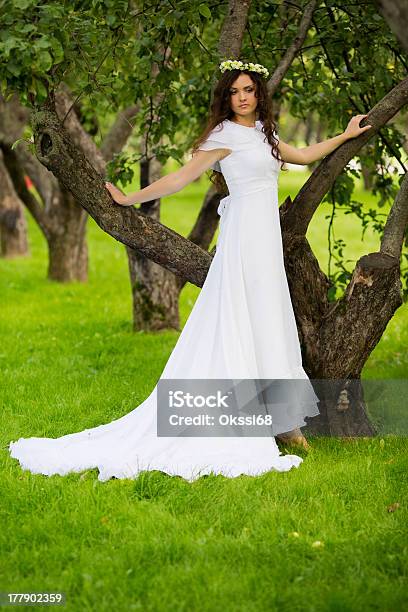 Piękna Młoda Kobieta W Białą Sukienkę - zdjęcia stockowe i więcej obrazów Biały - Biały, Dorosły, Drzewo