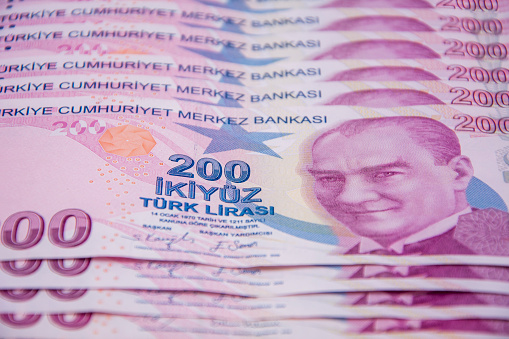 200 Turkish Liras lined up in full view in the middle of the screen