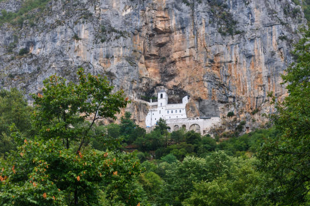 monastério ostrog nas montanhas, um mosteiro ortodoxo sérvio em funcionamento - ostrog - fotografias e filmes do acervo