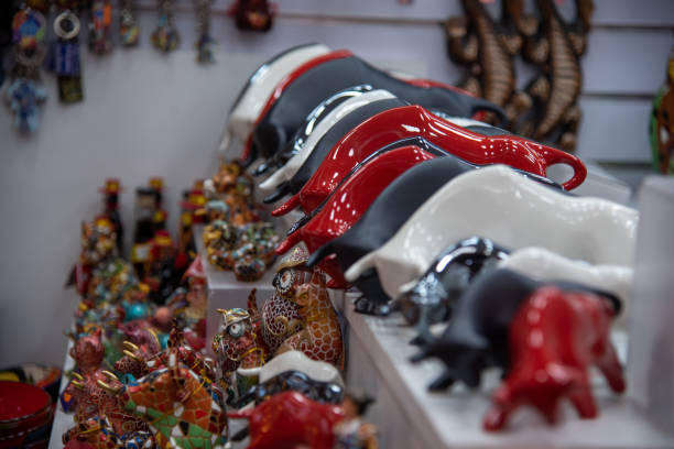 발렌시아, 시장, 스페인, 2022, 가우디 스타일의 황소의 여러 가지 빛깔의 모자이크 입상. 스페인 전통 선물 - bull horned bullfight toy 뉴스 사진 이미지
