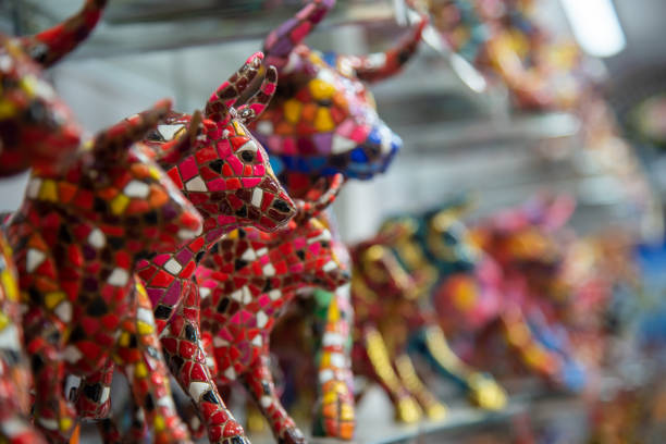 valência, mercado, espanha, 2022, estatueta de mosaico multicolorido de touro em estilo gaudi. presentes tradicionais espanhóis - bull horned bullfight toy - fotografias e filmes do acervo