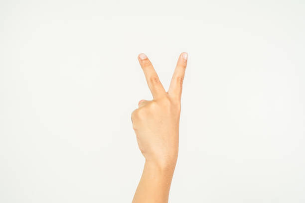 ręka dziecka wskazująca dwoma palcami, ręka pokazująca znak pokoju na białym tle - peace sign counting child human finger zdjęcia i obrazy z banku zdjęć
