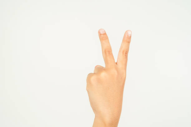 ręka dziecka wskazująca dwoma palcami, ręka pokazująca znak pokoju na białym tle - peace sign counting child human finger zdjęcia i obrazy z banku zdjęć