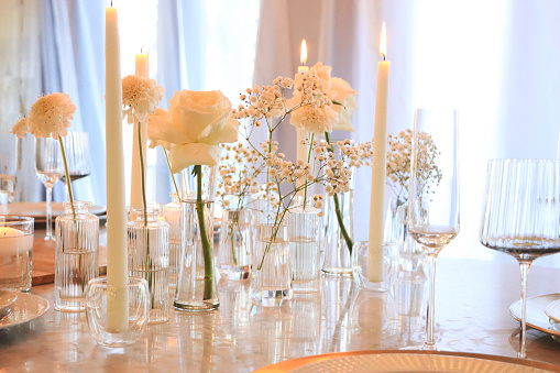 Beautiful flowers arranged in the middle of the dining table. This setting adds an elegant and comfortable feel to the dining atmosphere.