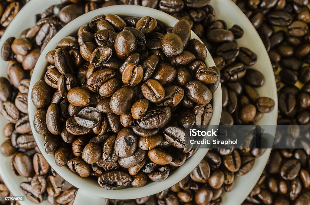 Kaffeebohnen auf cup - Lizenzfrei Bildhintergrund Stock-Foto