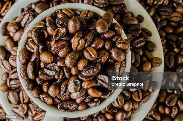 Photo libre de droit de Grains De Café Dans Une Tasse banque d'images et plus d'images libres de droit de Aliment - Aliment, Boisson, Café - Établissement de restauration