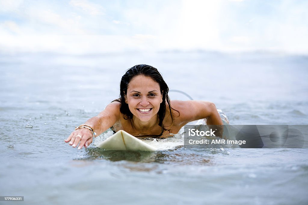 Femmina surfista atletica - Foto stock royalty-free di Acqua